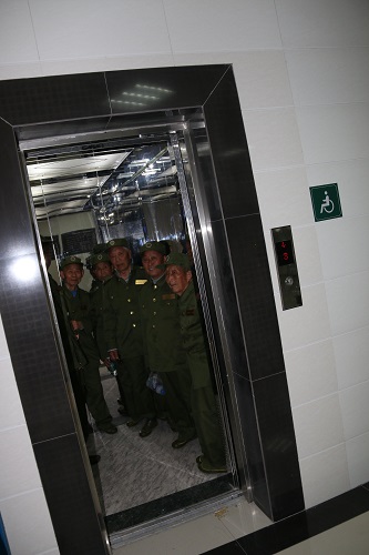 开辟绿色通道，方便行动不便的老人